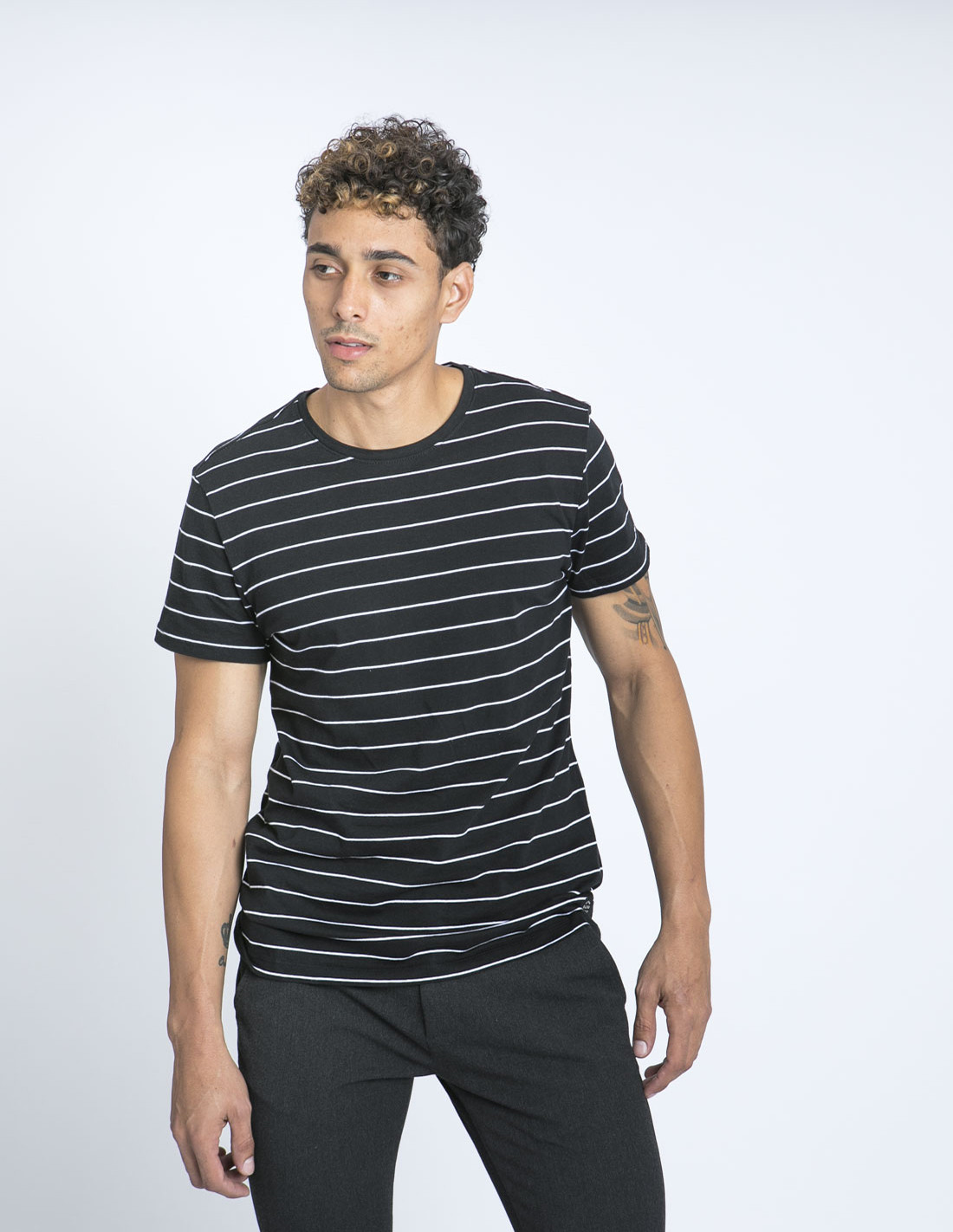 polera negra con rayas blancas