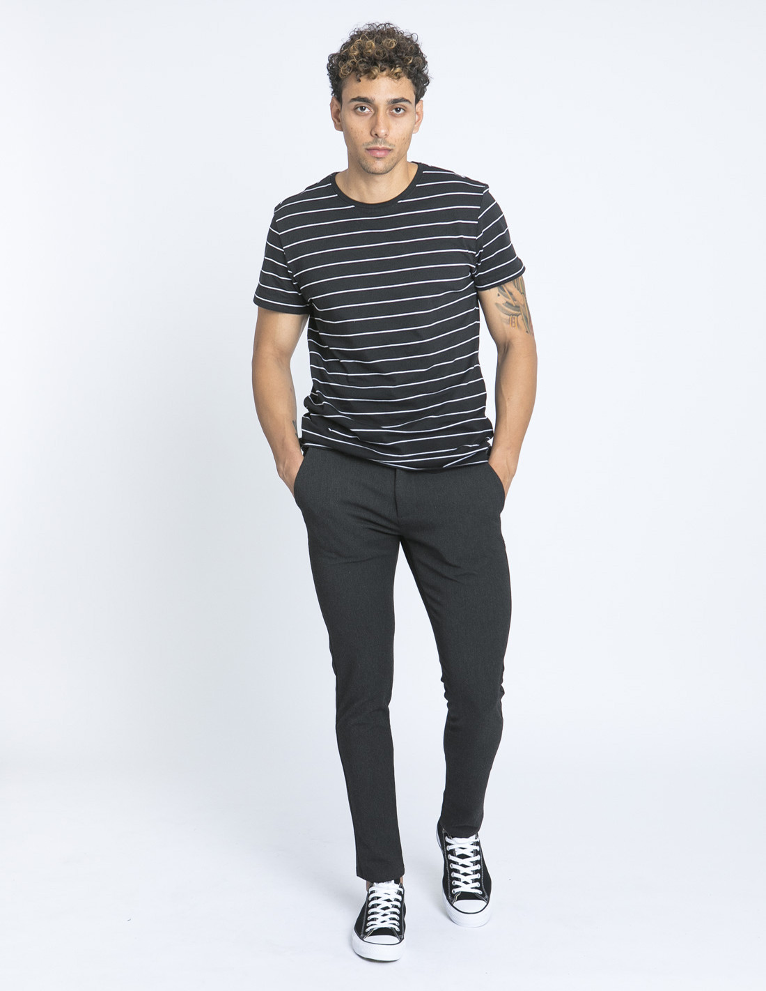 polera negra con rayas blancas
