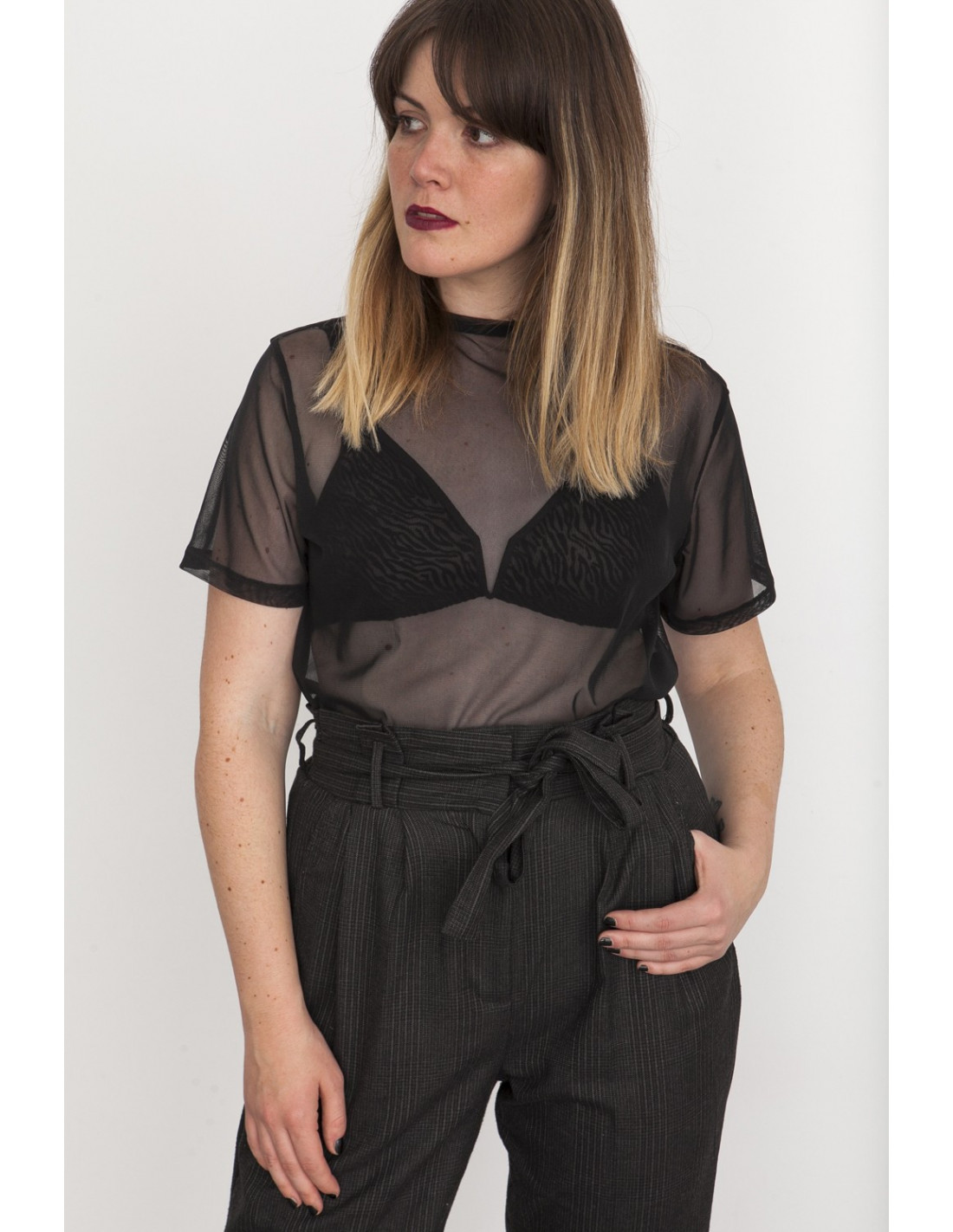 bralette negro con blusa