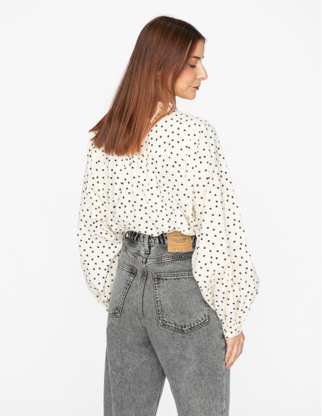Camisa blanca 2025 con corazones negros