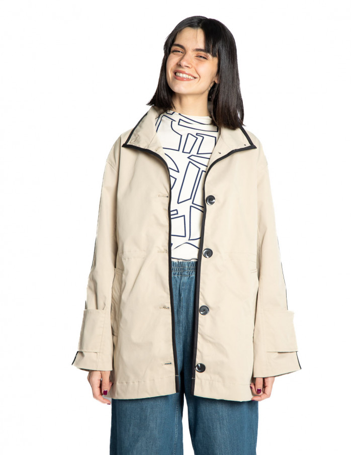 Gabardina corta beige detalle negro Amona Sommes Demode Zaragoza