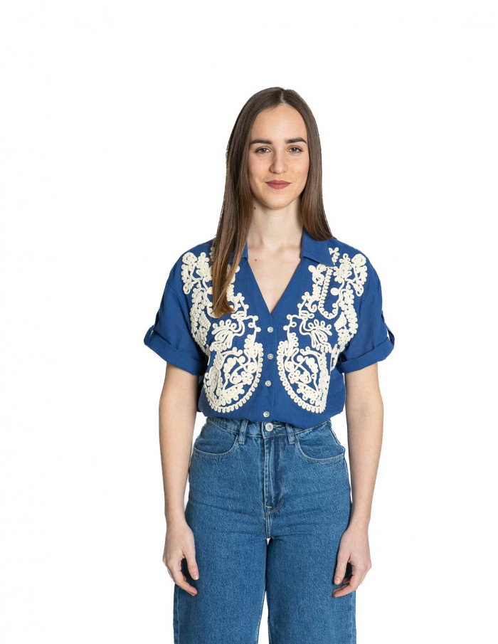 camisa azul klein bordados relieve meisie sommes demode zaragoza