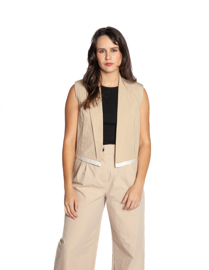 Chaleco crop beige detalle blanco Yaya Sommes Demode Zaragoza