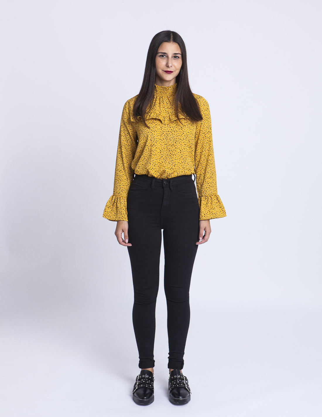 Blusa mostaza con pantalón negro cheap