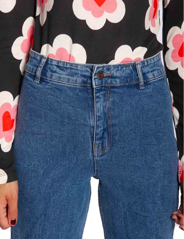 Pantalón denim azul con bordado corazon sommes demode zaragoza