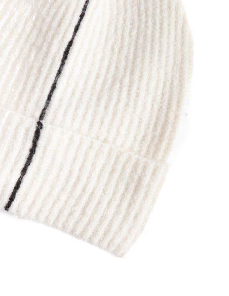 gorro color crudo con linea negra lavina sommes demode zaragoza
