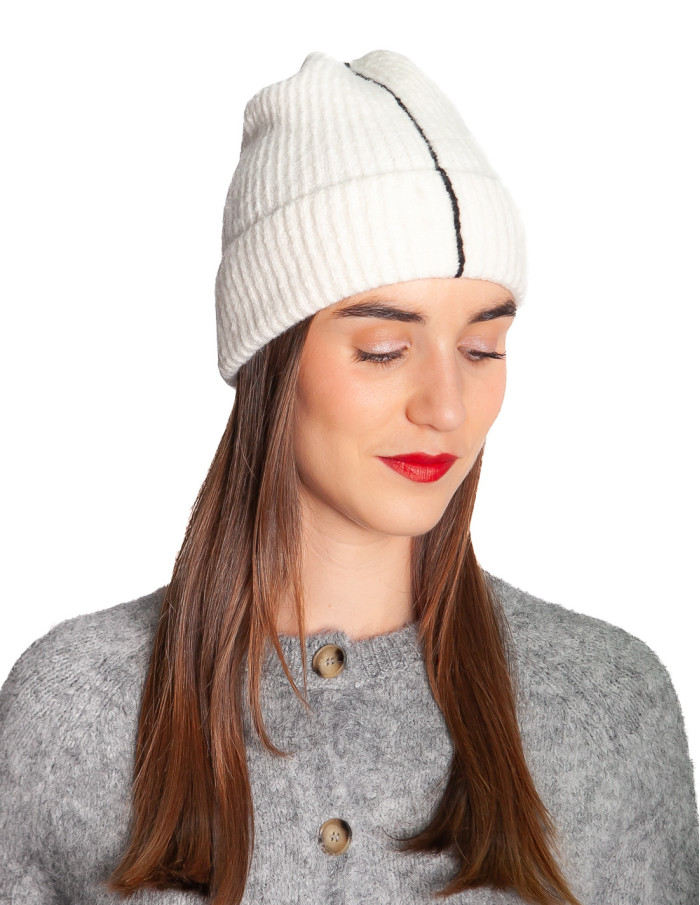 gorro color crudo con linea negra lavina sommes demode zaragoza