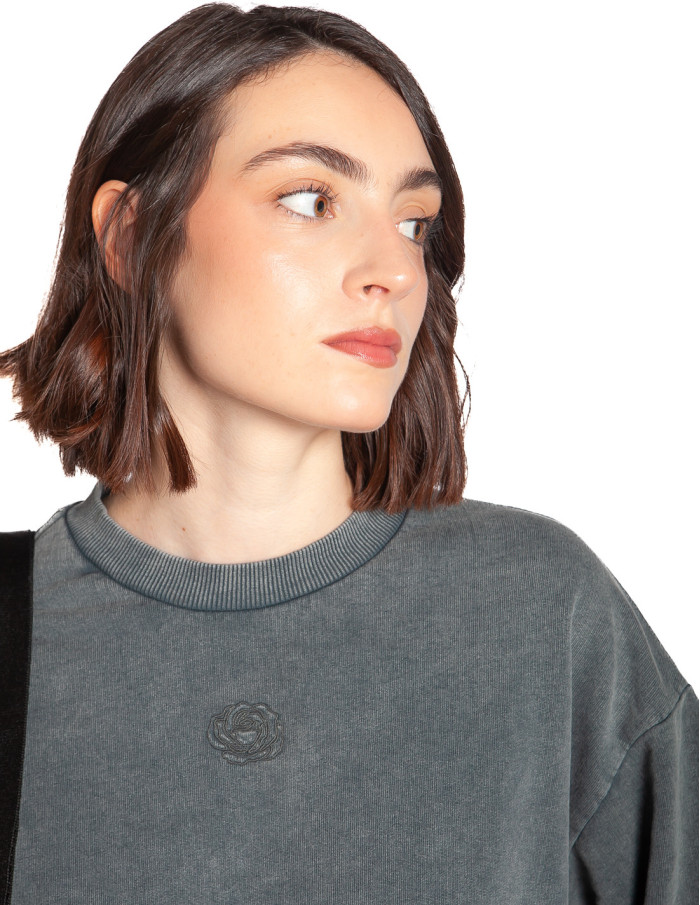 sudadera gris con bordado de rosa lula ichi sommes demode zaragoza