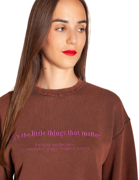 Sudadera marrón con letras bordadas Mina Ichi Sommes Demode Zaragoza