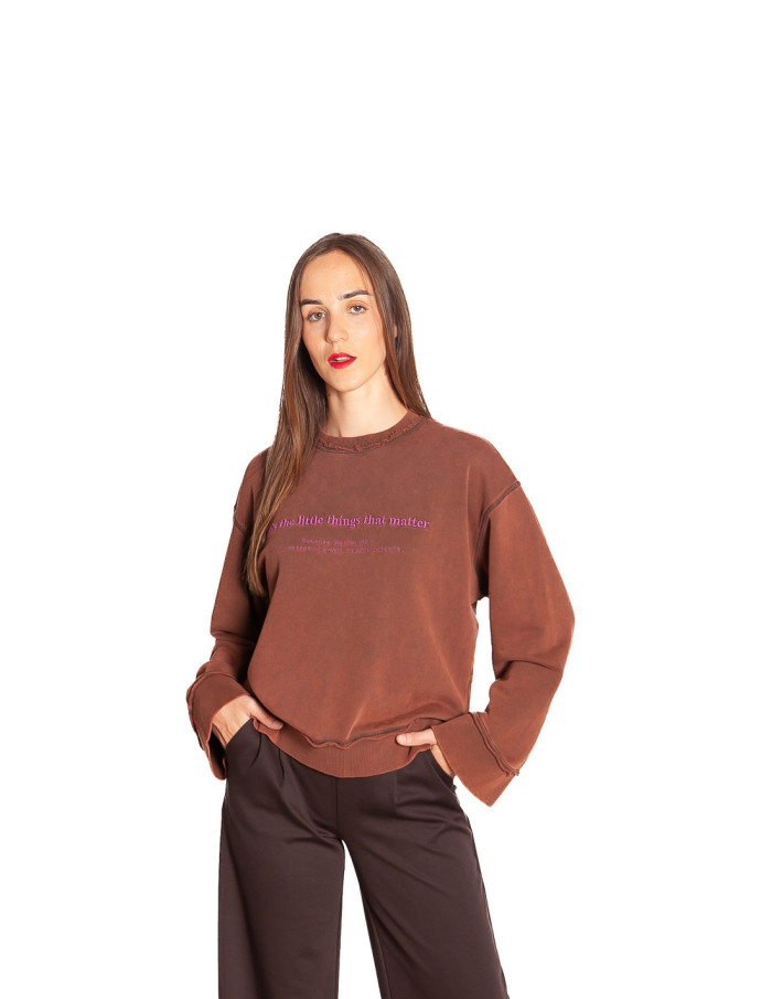 Sudadera marrón con letras bordadas Mina Ichi Sommes Demode Zaragoza