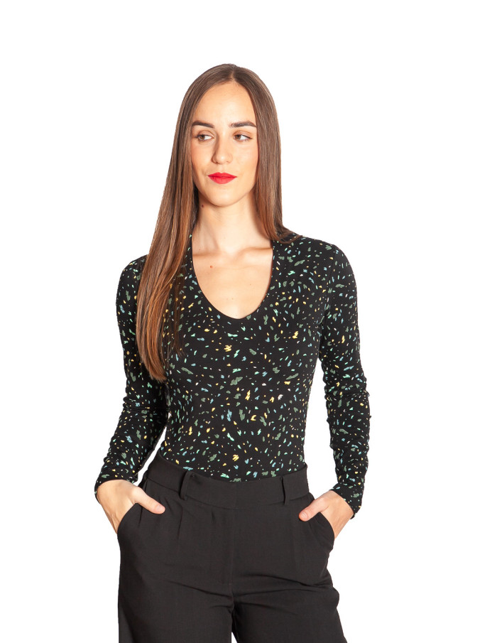 camiseta negra cuello v print multicolor jurdana skfk sommes demode zaragoza