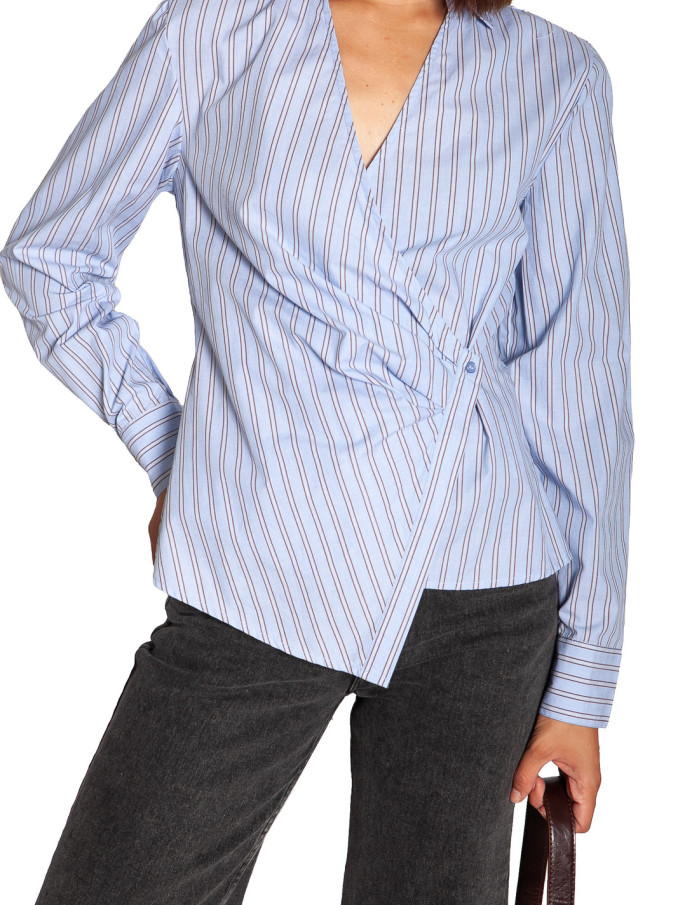 camisa cruzada asimetrica azul con rayas hene byoung sommes demode zaragoza