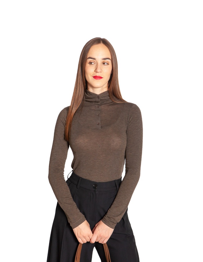 Top cuello alto con botones color topo Yaya Sommes Demode Zaragoza