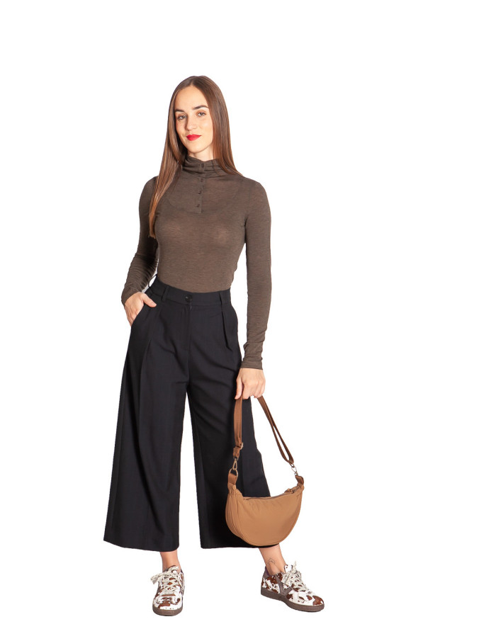 Top cuello alto con botones color topo Yaya Sommes Demode Zaragoza