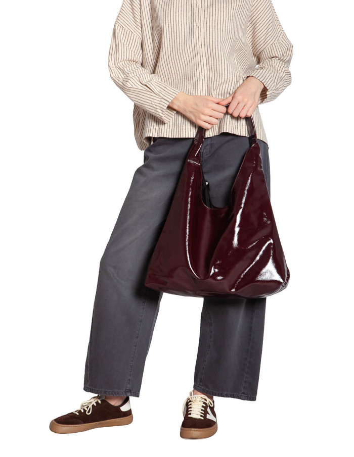 bolso hobo color burdeos con brillo glace king louie sommes demode zaragoza