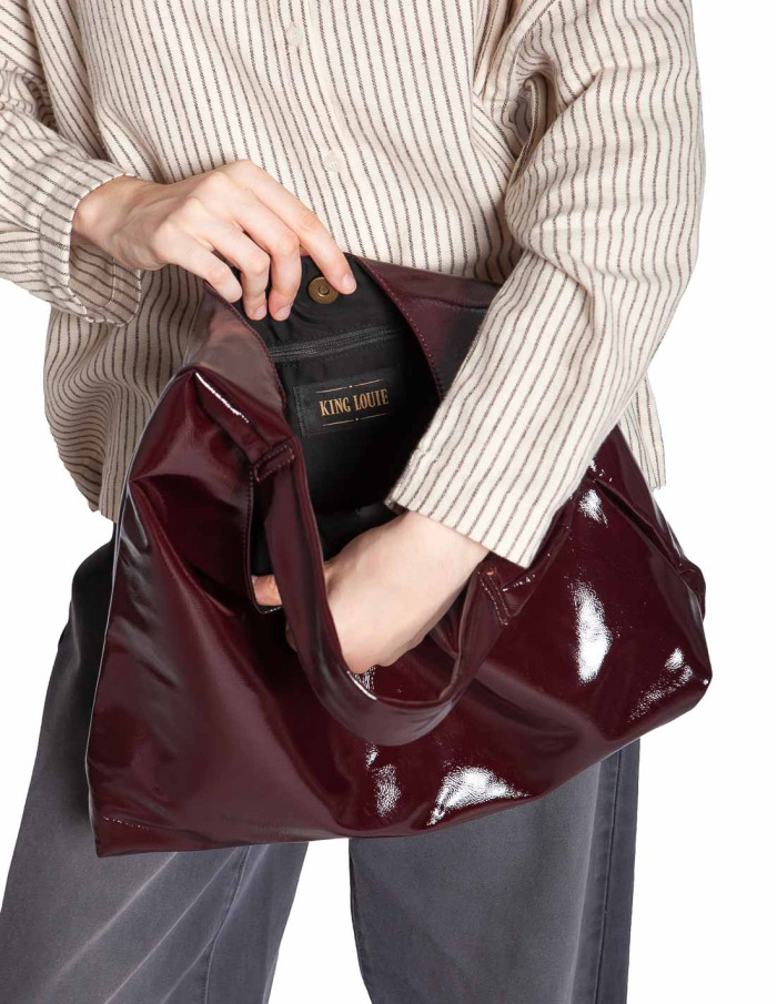bolso hobo color burdeos con brillo glace king louie sommes demode zaragoza