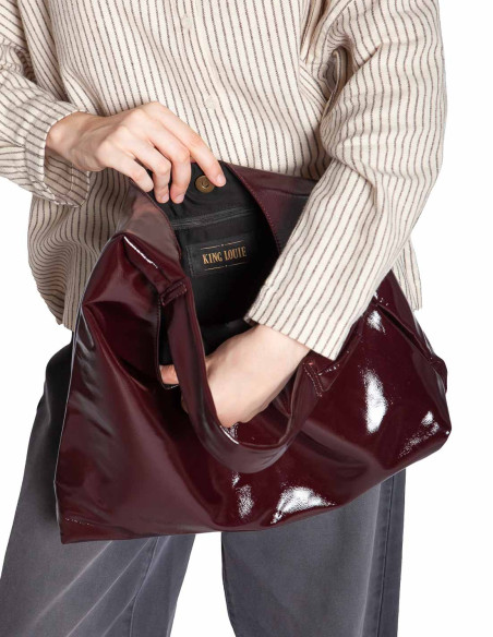bolso hobo color burdeos con brillo glace king louie sommes demode zaragoza