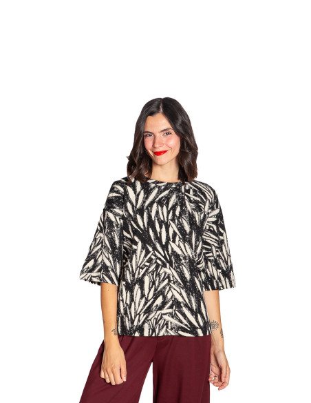 camiseta oversize negra con pinceladas lariz skfk sommes demode zaragoza